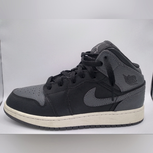 Jordan 1 mids - Picture 1 of 7